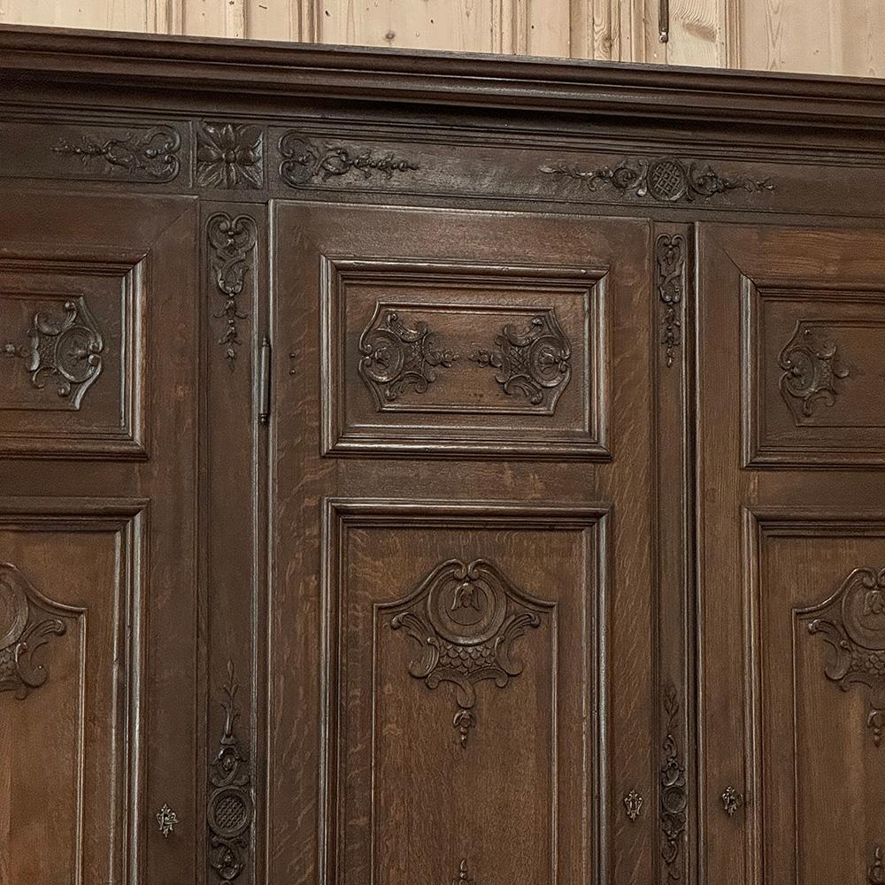 Grand 19. Jahrhundert Louis XIV Liegeoise Triple Armoire im Angebot 1