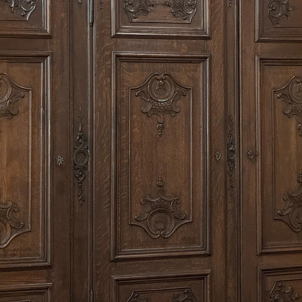 Grand 19. Jahrhundert Louis XIV Liegeoise Triple Armoire im Angebot 2