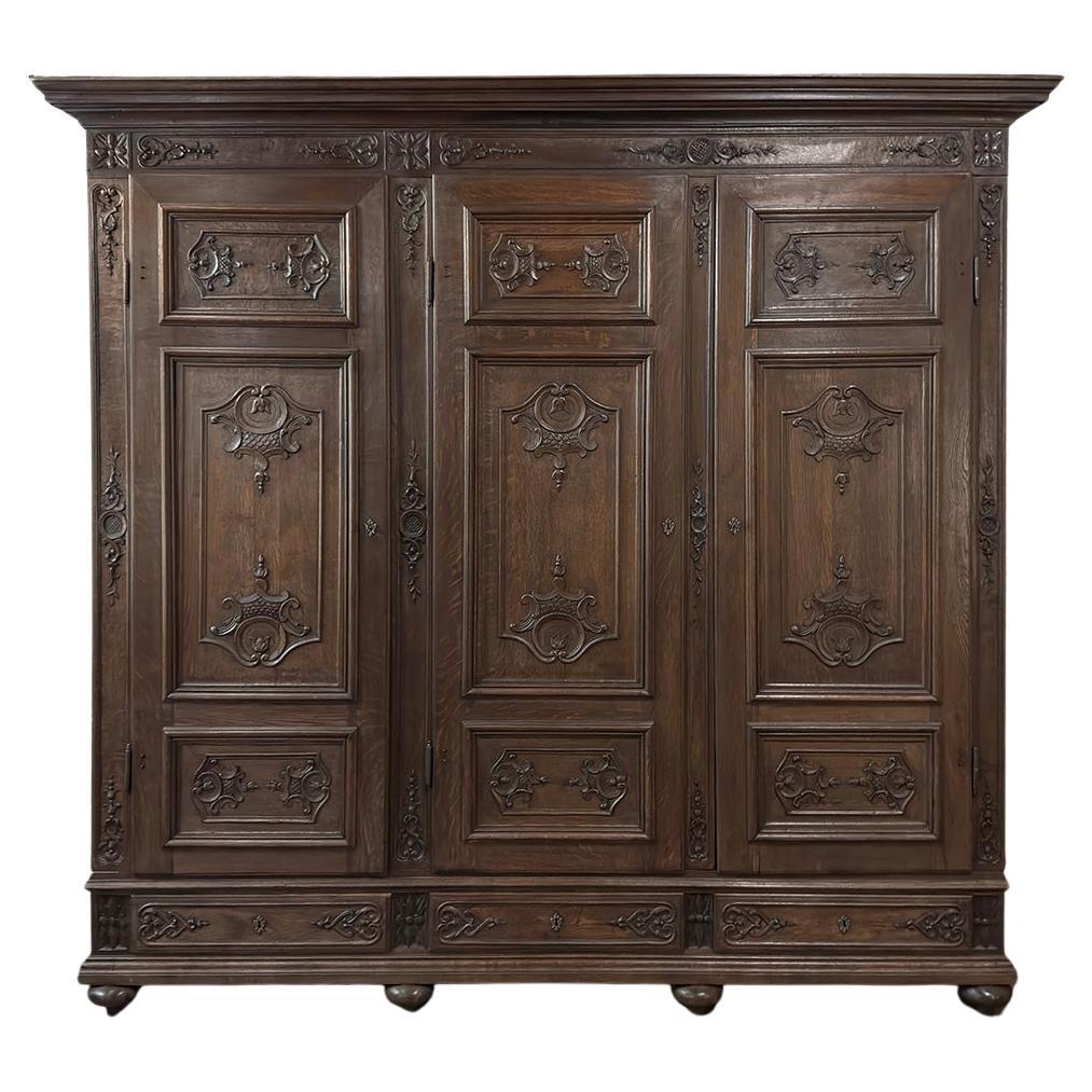 Grand 19. Jahrhundert Louis XIV Liegeoise Triple Armoire im Angebot