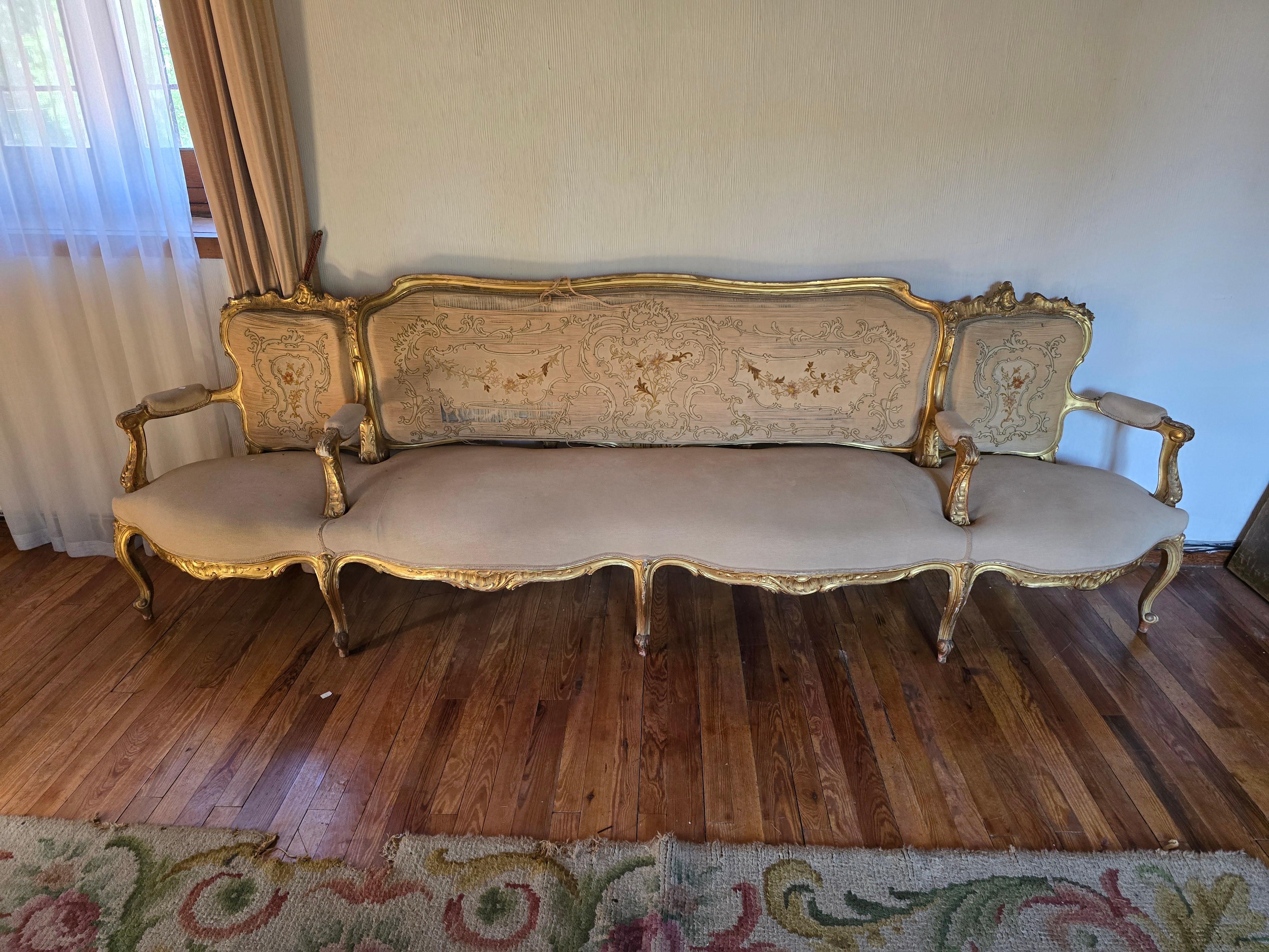 Ajoutez une touche d'élégance intemporelle à votre intérieur avec cet exquis canapé du XIXe siècle. Dotée d'un luxueux cadre en bois doré, cette superbe pièce provient d'un musée privé et offre un mélange unique d'histoire et de