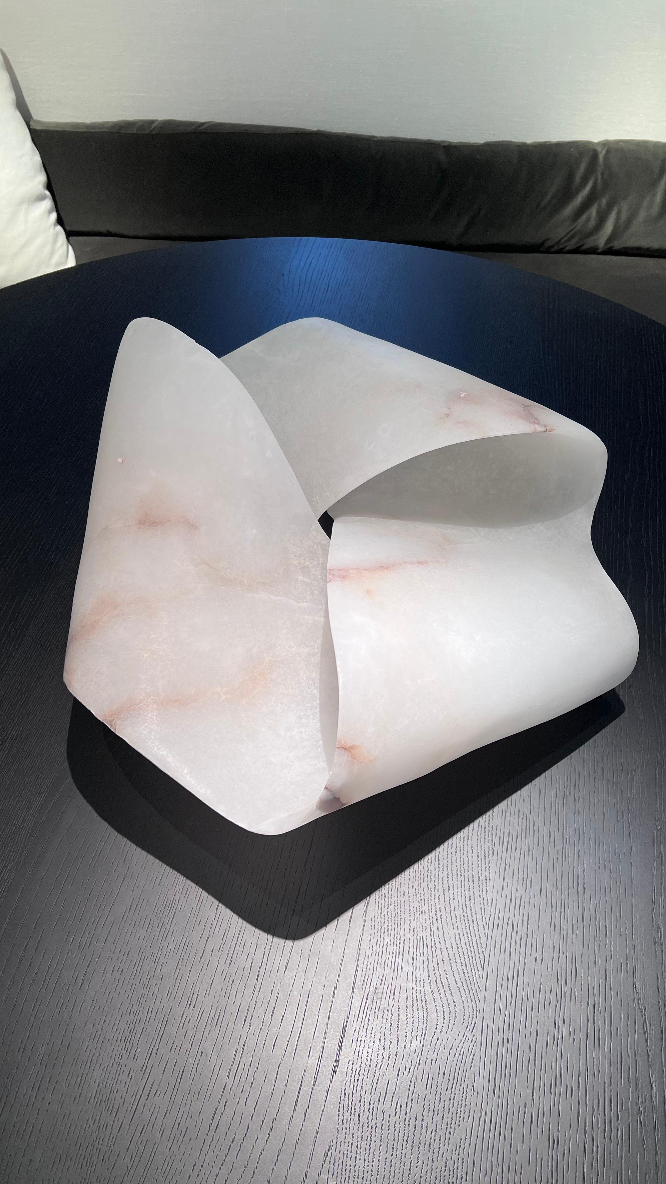 Scultura dalla forma unica. Scultura in alabastro scolpita a mano. In mostra nel nostro showroom di New York