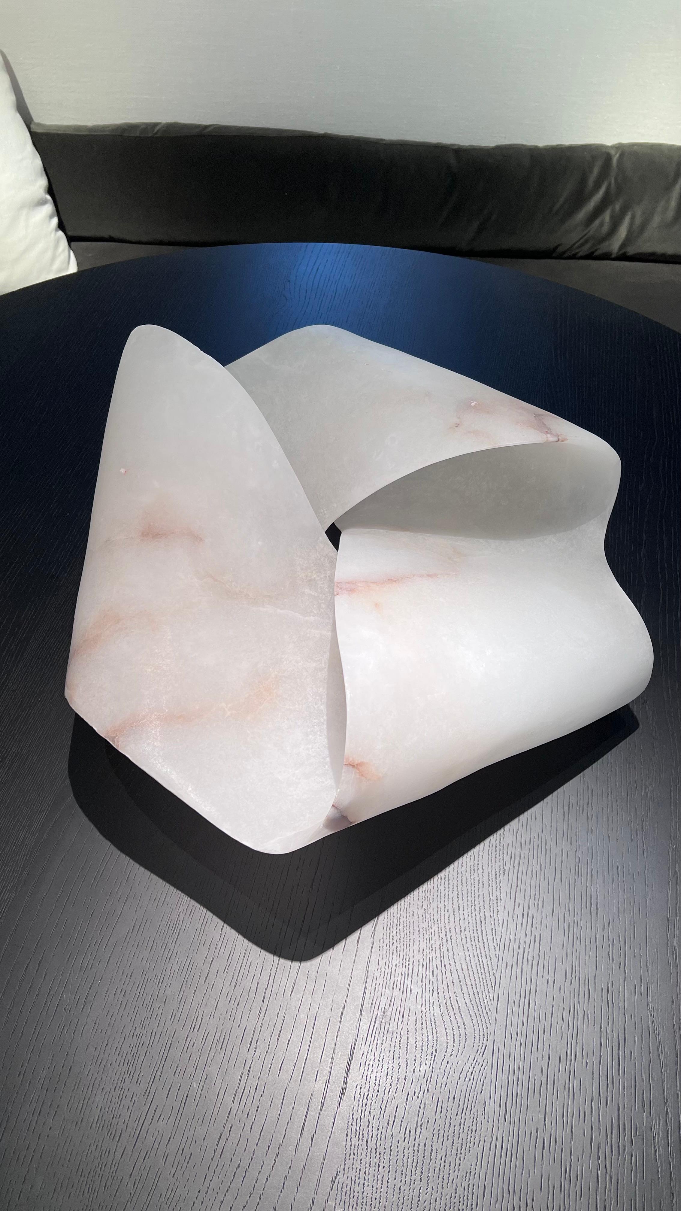 Einzigartig geformte Skulptur. Handgeschnitzte Alabaster-Skulptur. Ausgestellt in unserem NY Showroom