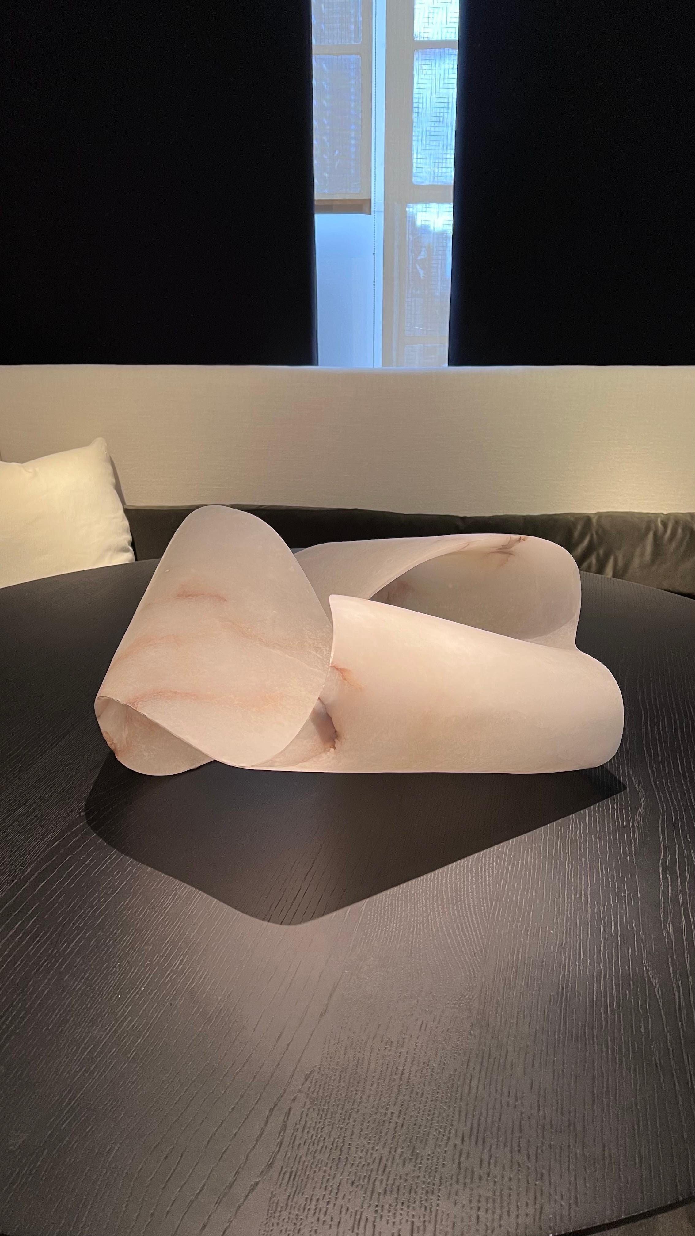Moderno Grande scultura in alabastro in vendita