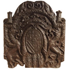 Grande et historique plaque de cheminée en fonte aux armoiries françaises:: vers 1650