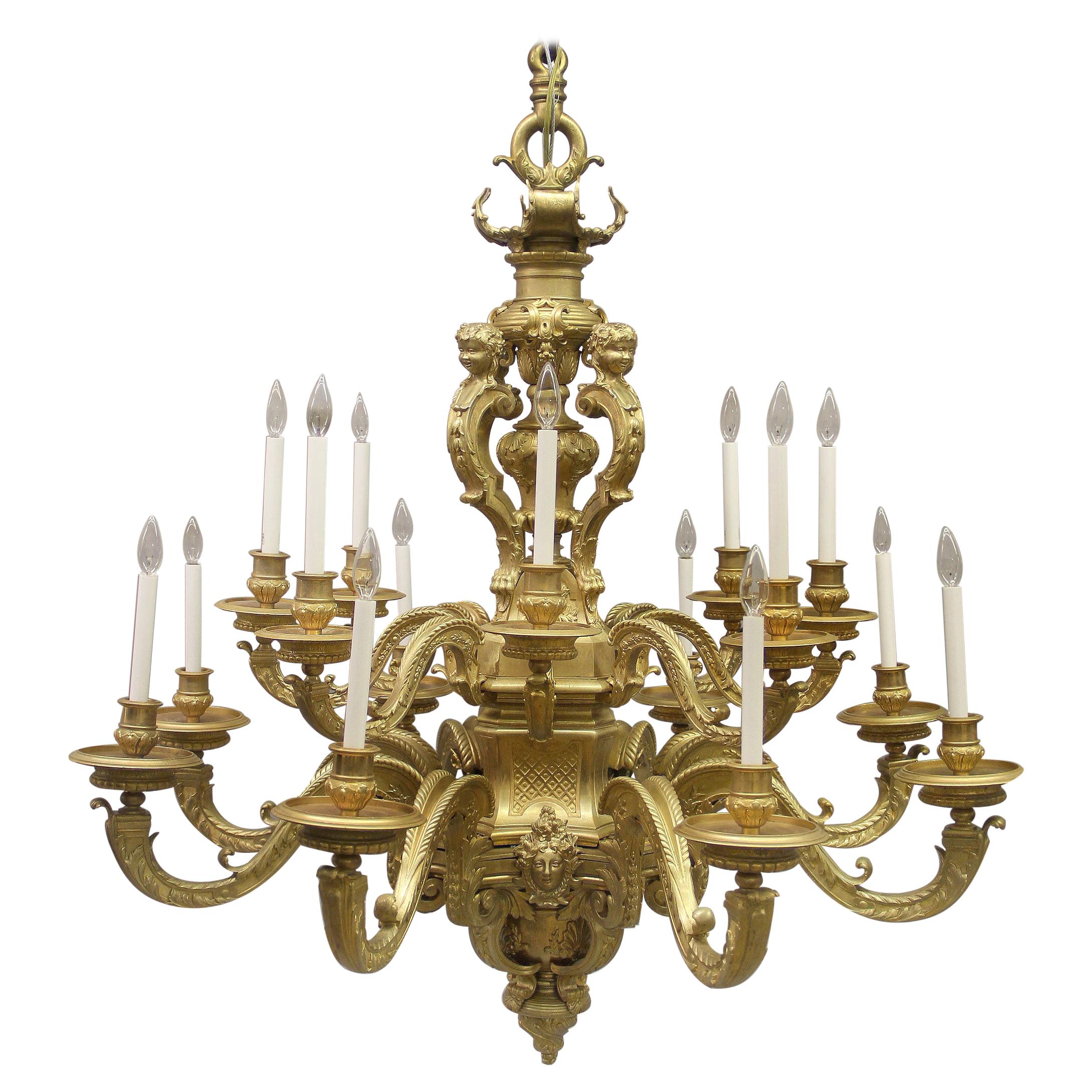 Grand et imposant lustre à seize lumières en bronze doré de la fin du XIXe siècle
