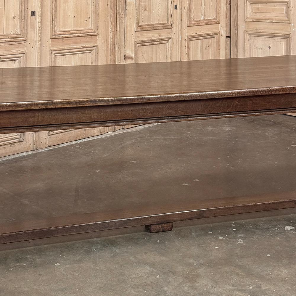 Grand Antique Banquet Table with Two Leaves and Turned Legs For Sale 3