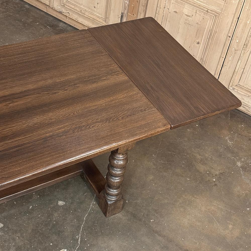 Grand Antique Banquet Table with Two Leaves and Turned Legs For Sale 1