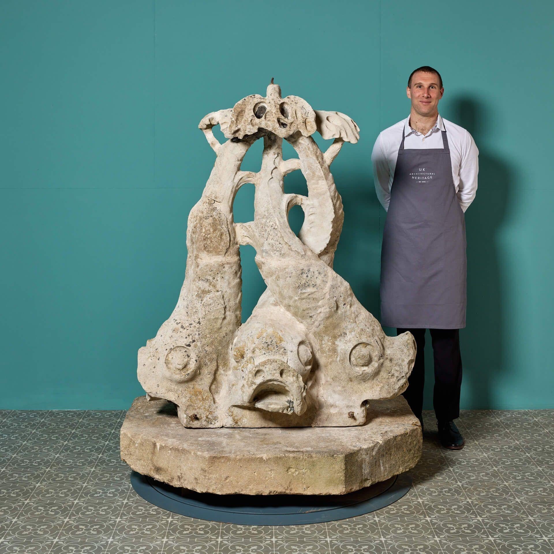 Une grande fontaine antique du milieu du 19e siècle en pierre de Portland sculptée à la main avec des poissons entrelacés. Ancienne fontaine du parc de l'Observatoire royal de Londres, sa grande taille et son design inhabituel constitueraient