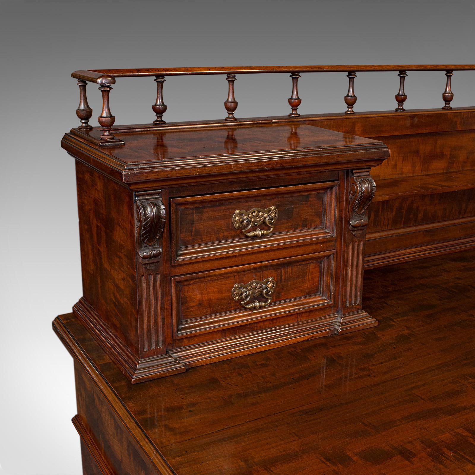 XIXe siècle Grand bureau victorien anglais, bois de satin, 13 tiroirs en vente
