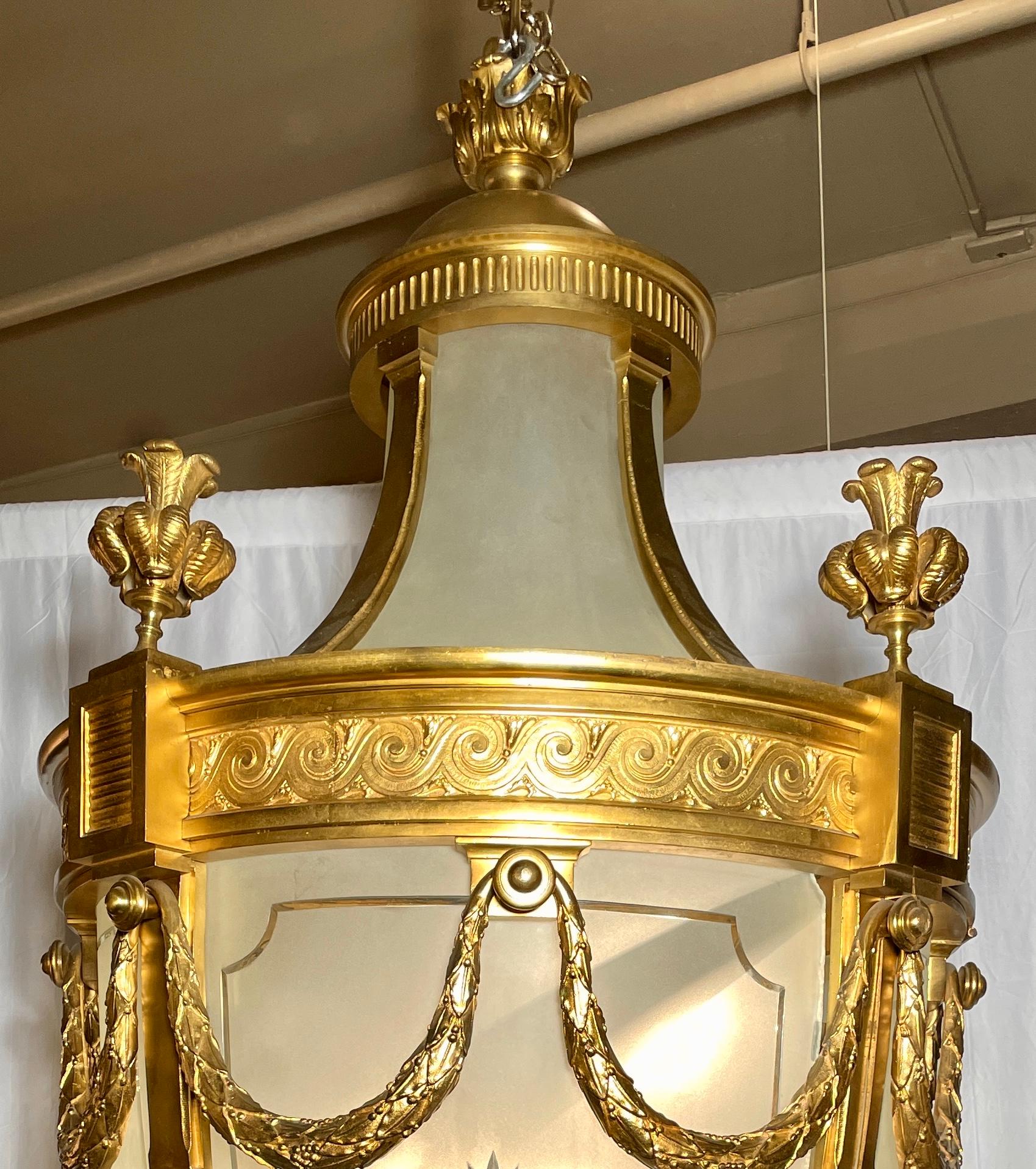 Français Grande lanterne ancienne française Belle Époque en bronze doré et verre gravé, vers 1890 en vente
