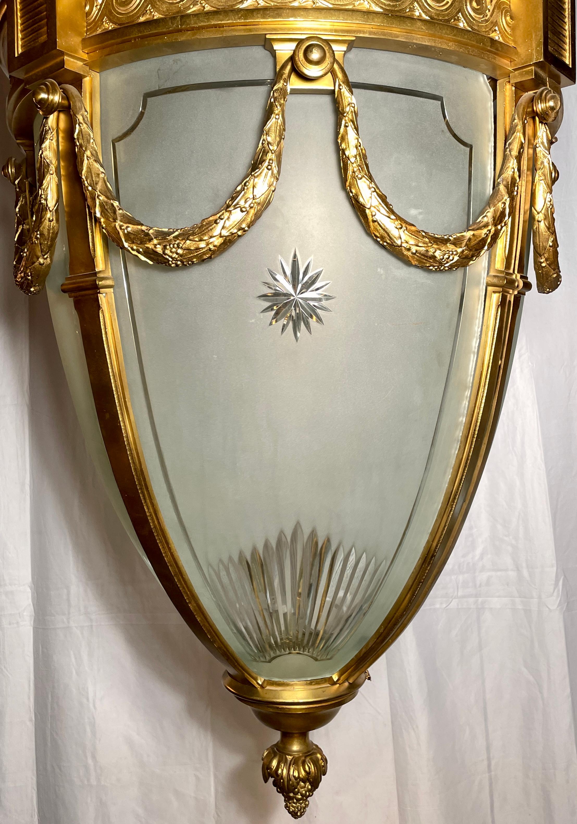Große antike französische Belle-Époque-Laterne aus Goldbronze und geätztem Glas, um 1890 im Zustand „Gut“ im Angebot in New Orleans, LA