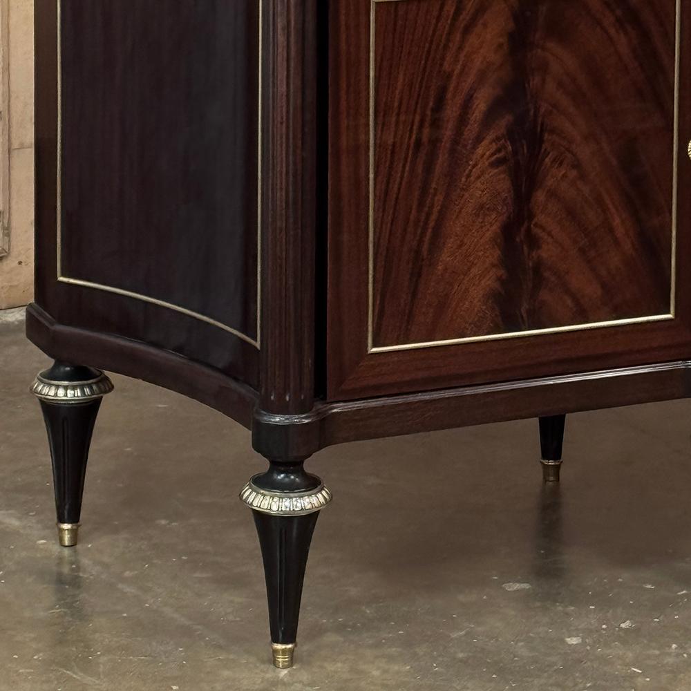 Grand Antique French Directoire Style Marble Top Mahogany Buffet In condizioni buone in vendita a Dallas, TX