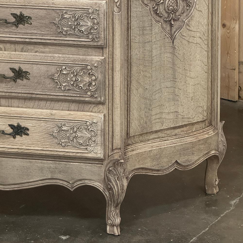 Grand Antique French Louis XIV Serpentine Commode in Oak scortecciato in vendita 2