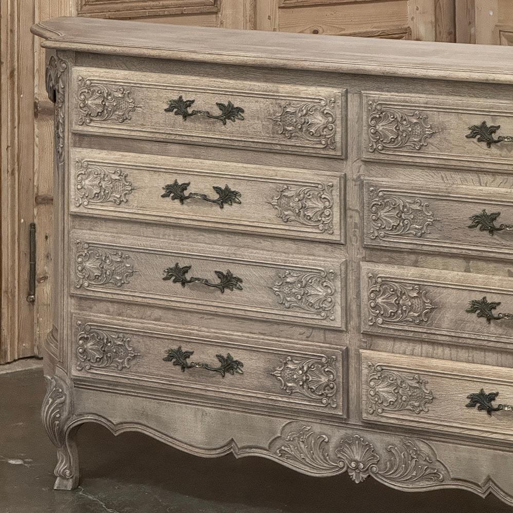 Grand Antique French Louis XIV Serpentine Commode in Oak scortecciato in vendita 3