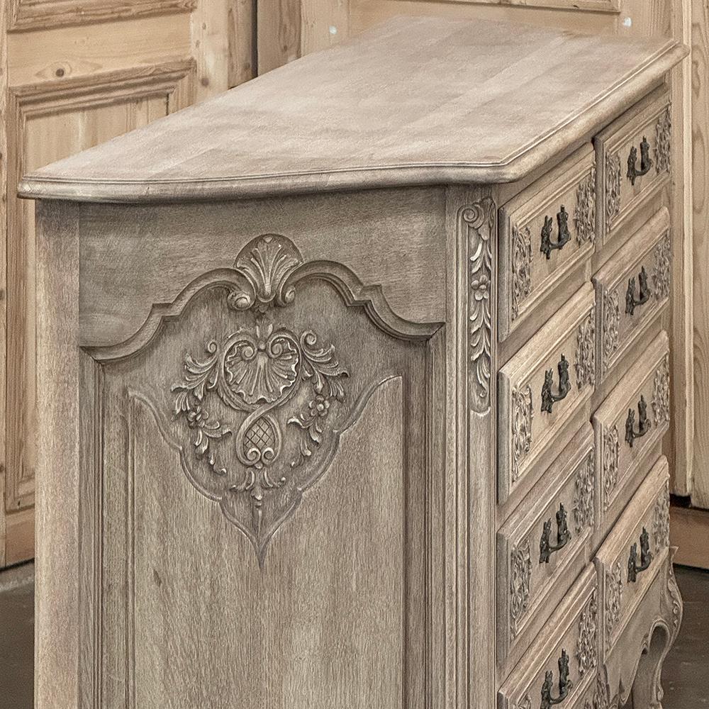 Grand Antique French Louis XIV Serpentine Commode in Oak scortecciato in vendita 4