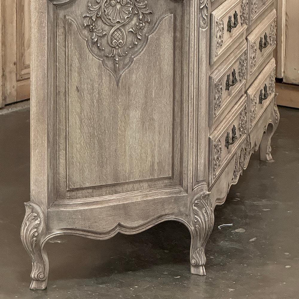 Grand Antique French Louis XIV Serpentine Commode in Oak scortecciato in vendita 5