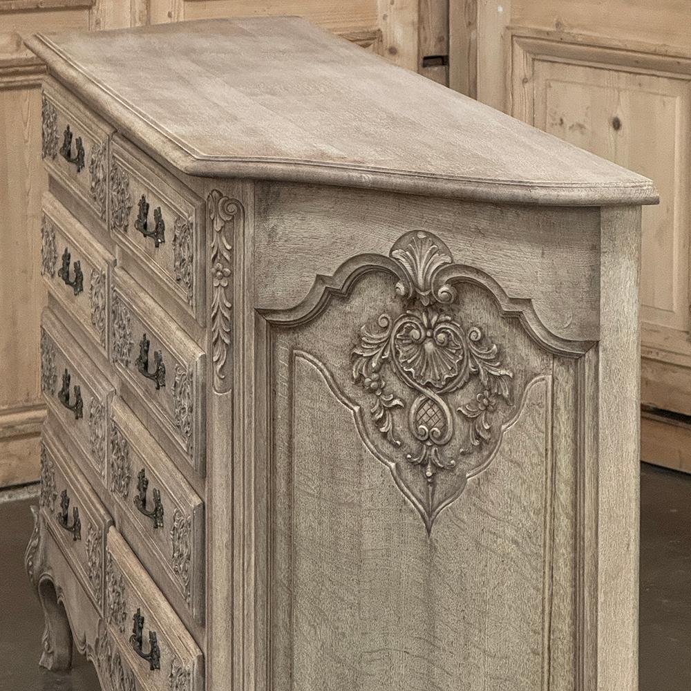 Grand Antique French Louis XIV Serpentine Commode in Oak scortecciato in vendita 6