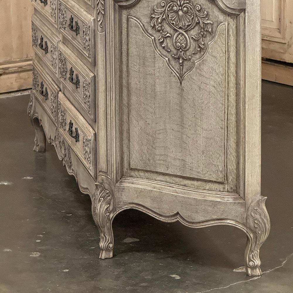 Grand Antique French Louis XIV Serpentine Commode in Oak scortecciato in vendita 7
