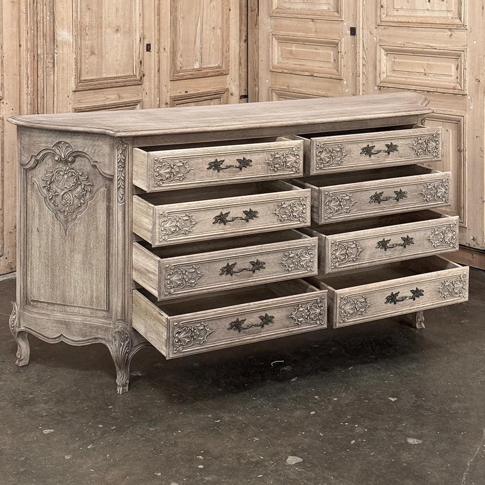 Grand Antique French Louis XIV Serpentine Commode in Oak scortecciato in vendita 8