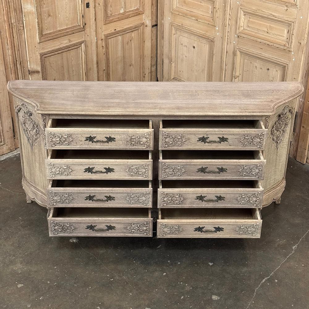 Grand Antique French Louis XIV Serpentine Commode in Oak scortecciato in vendita 9