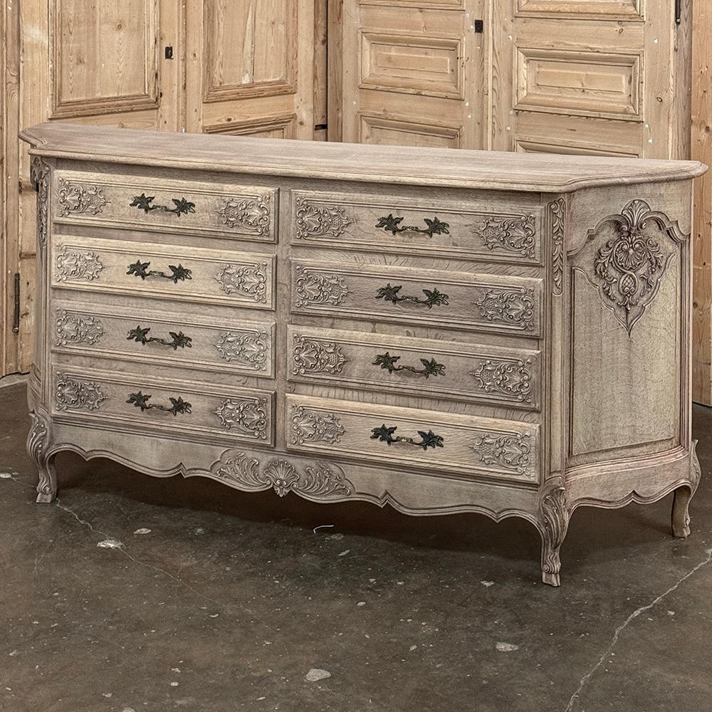 Grand Antique French Louis XIV Serpentine Commode in Stripped Oak ha ben otto cassetti!  Perfetto per tenere tutto in ordine e al suo posto e per farlo con stile, questo mobile è stato realizzato in legno massiccio di Oak e presenta un design a