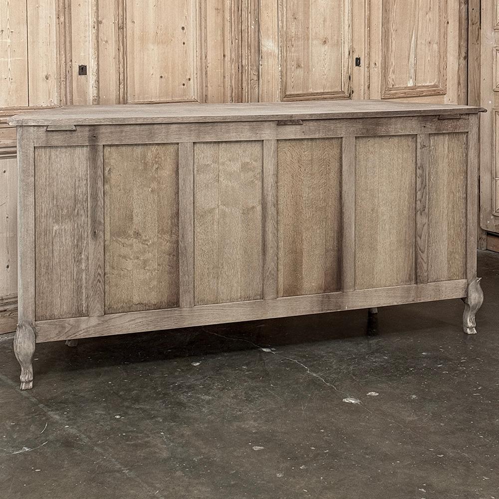 Grand Antique French Louis XIV Serpentine Commode in Oak scortecciato in vendita 12