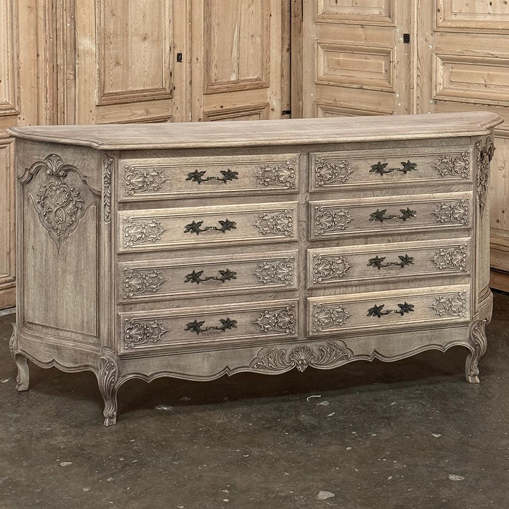 Luigi XIV Grand Antique French Louis XIV Serpentine Commode in Oak scortecciato in vendita