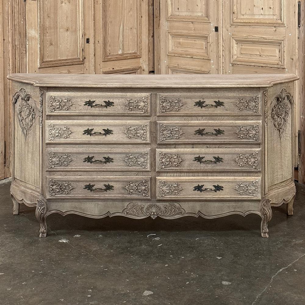 Francese Grand Antique French Louis XIV Serpentine Commode in Oak scortecciato in vendita