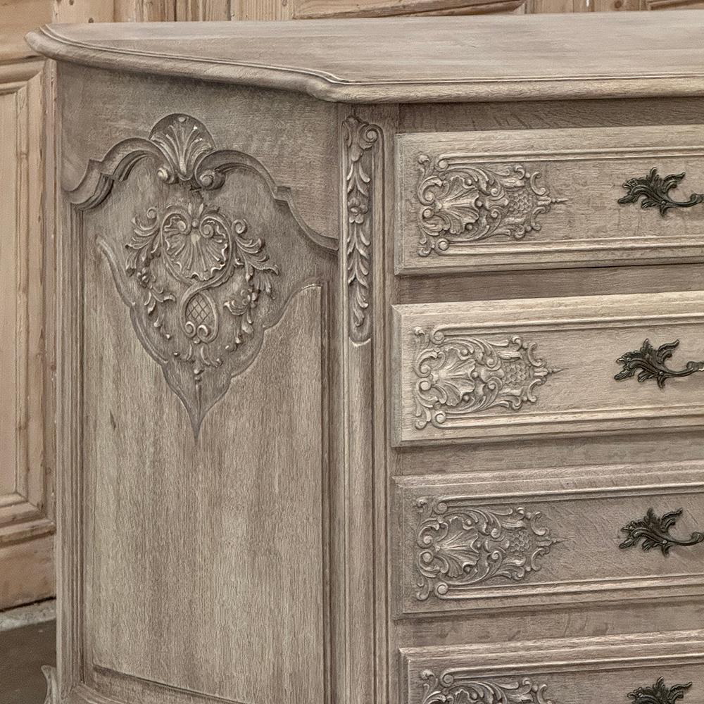 Intagliato a mano Grand Antique French Louis XIV Serpentine Commode in Oak scortecciato in vendita