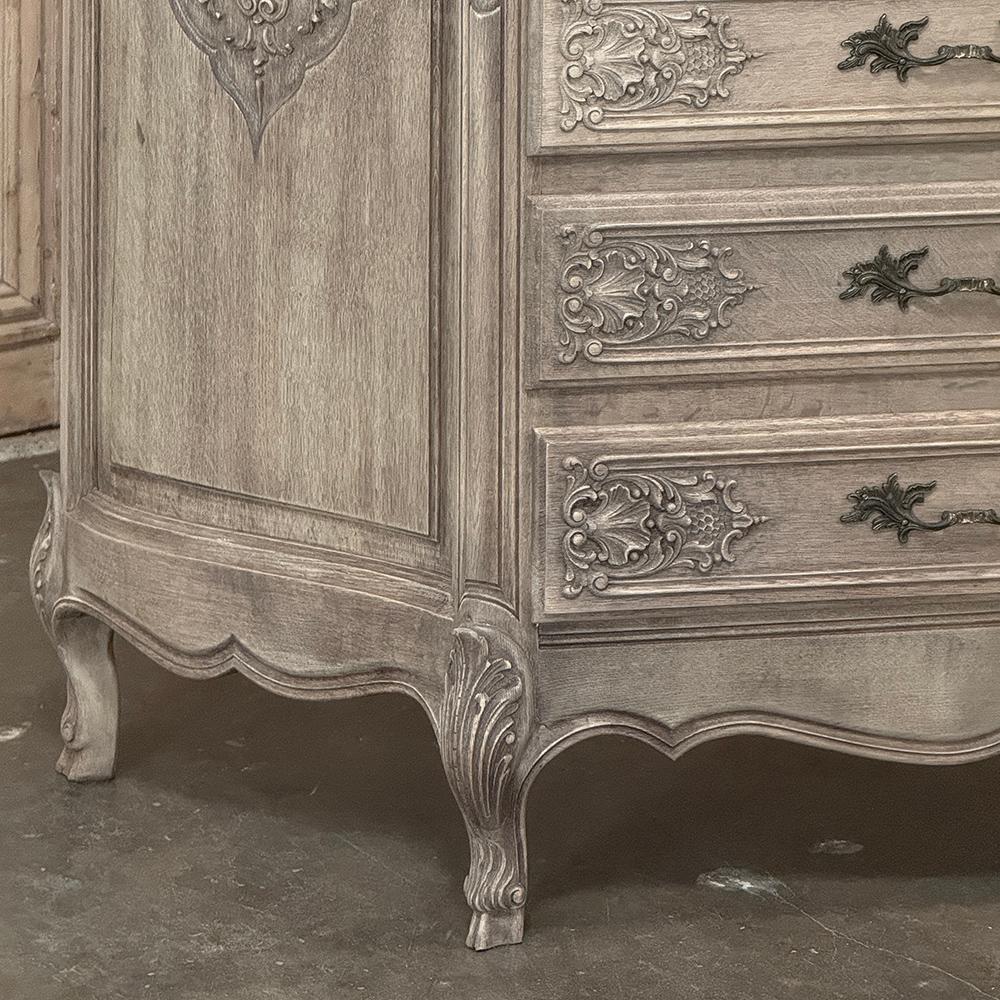 Grand Antique French Louis XIV Serpentine Commode in Oak scortecciato In condizioni buone in vendita a Dallas, TX