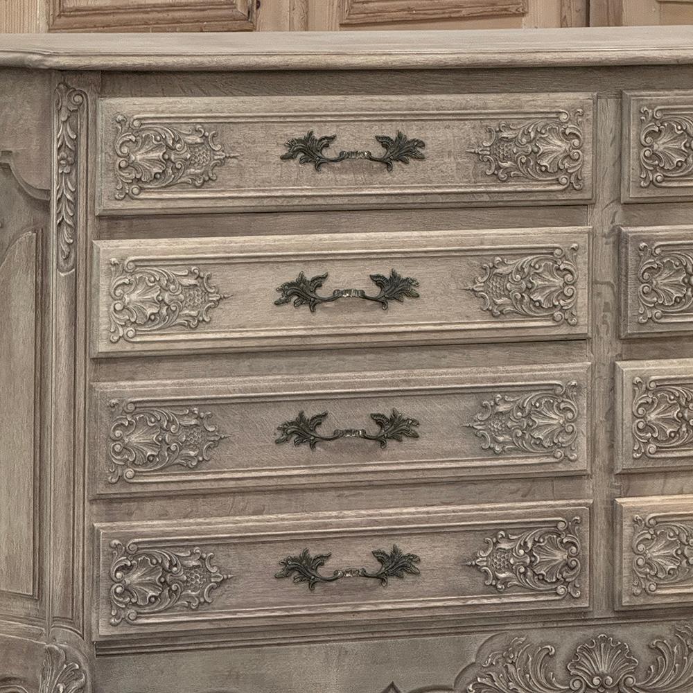 XX secolo Grand Antique French Louis XIV Serpentine Commode in Oak scortecciato in vendita