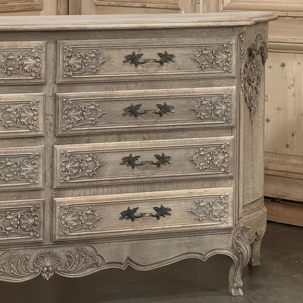 Ottone Grand Antique French Louis XIV Serpentine Commode in Oak scortecciato in vendita
