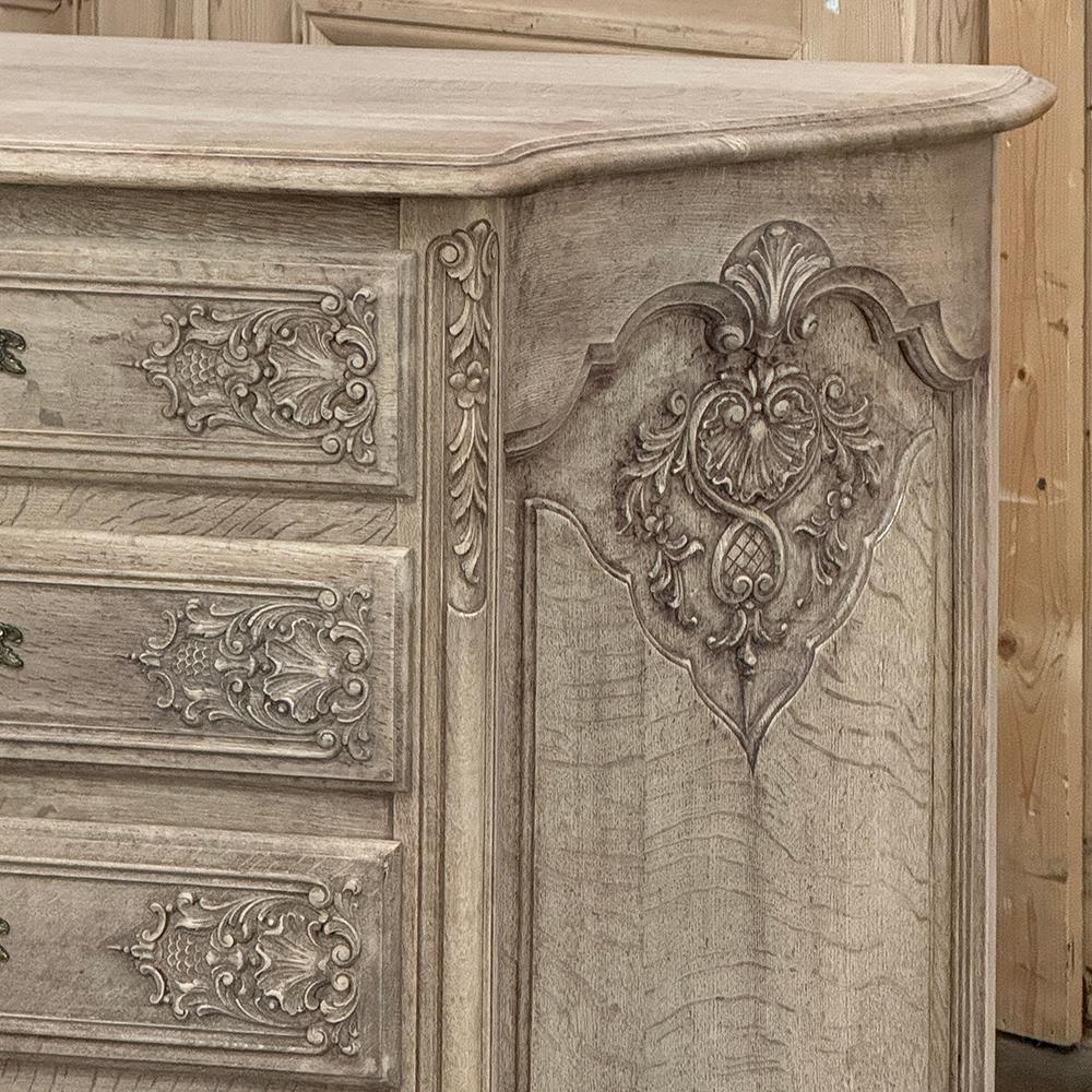 Grand Antique French Louis XIV Serpentine Commode in Oak scortecciato in vendita 1