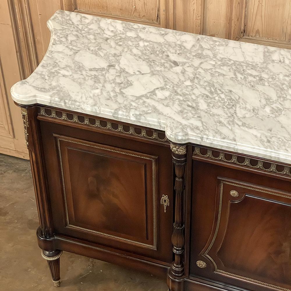 Großes antikes französisches Mahagoni-Buffet im Louis-XVI.-Stil mit Carrara-Marmor (Handgefertigt) im Angebot