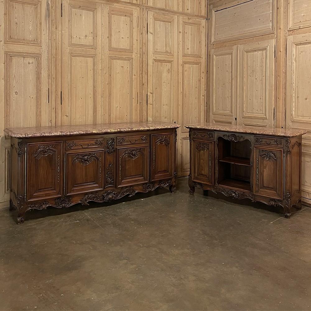 Gran buffet de nogal francés antiguo Luis XIV con tapa de mármol ~ El aparador es una obra maestra del arte ebanista, ¡mide dos metros y medio de ancho! Realizado en suntuoso nogal, presenta un intrigante diseño que comprende cuatro armarios
