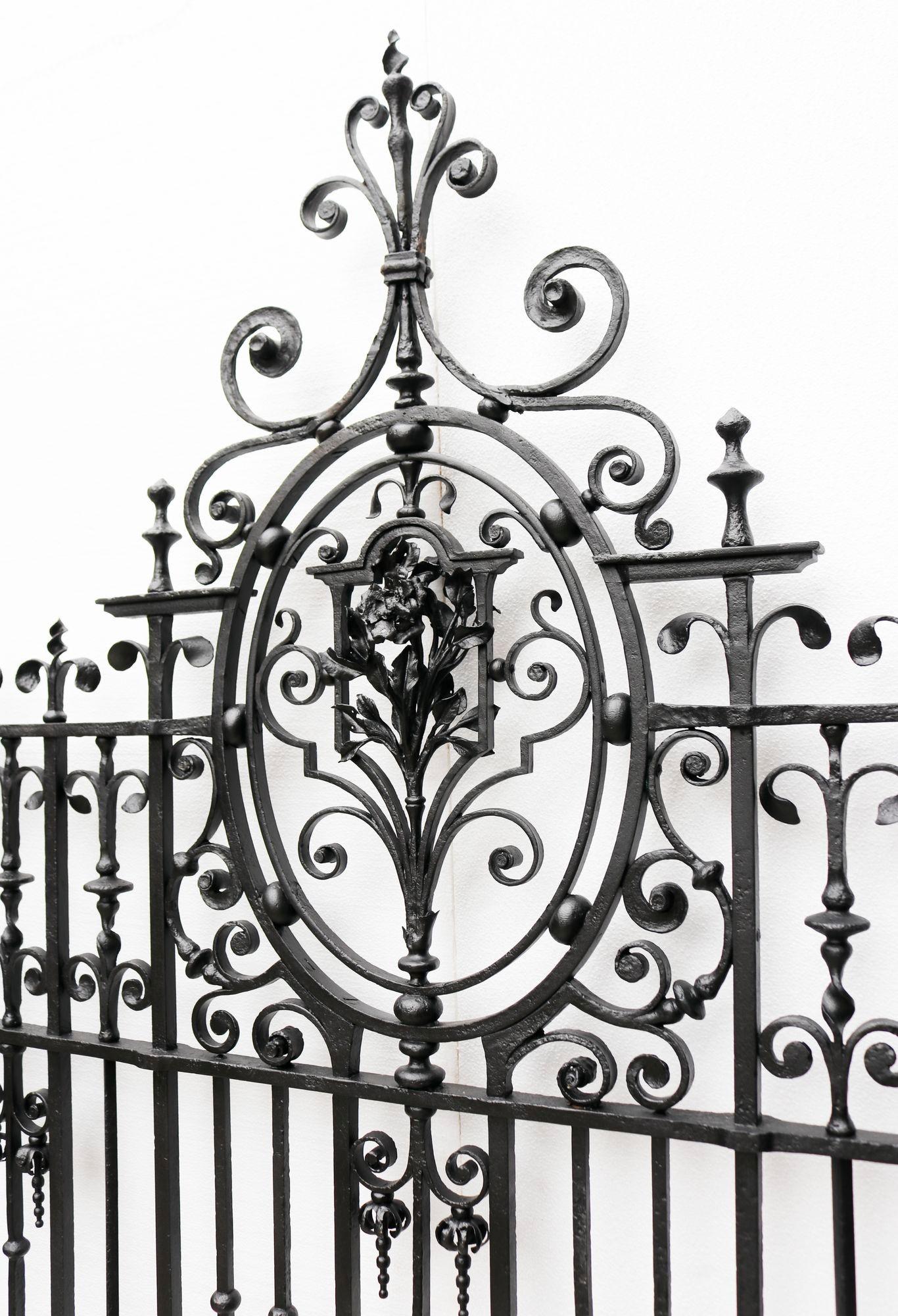 Grand Antique Georgian Wrought Iron Gate In Good Condition For Sale In Wormelow, Herefordshire