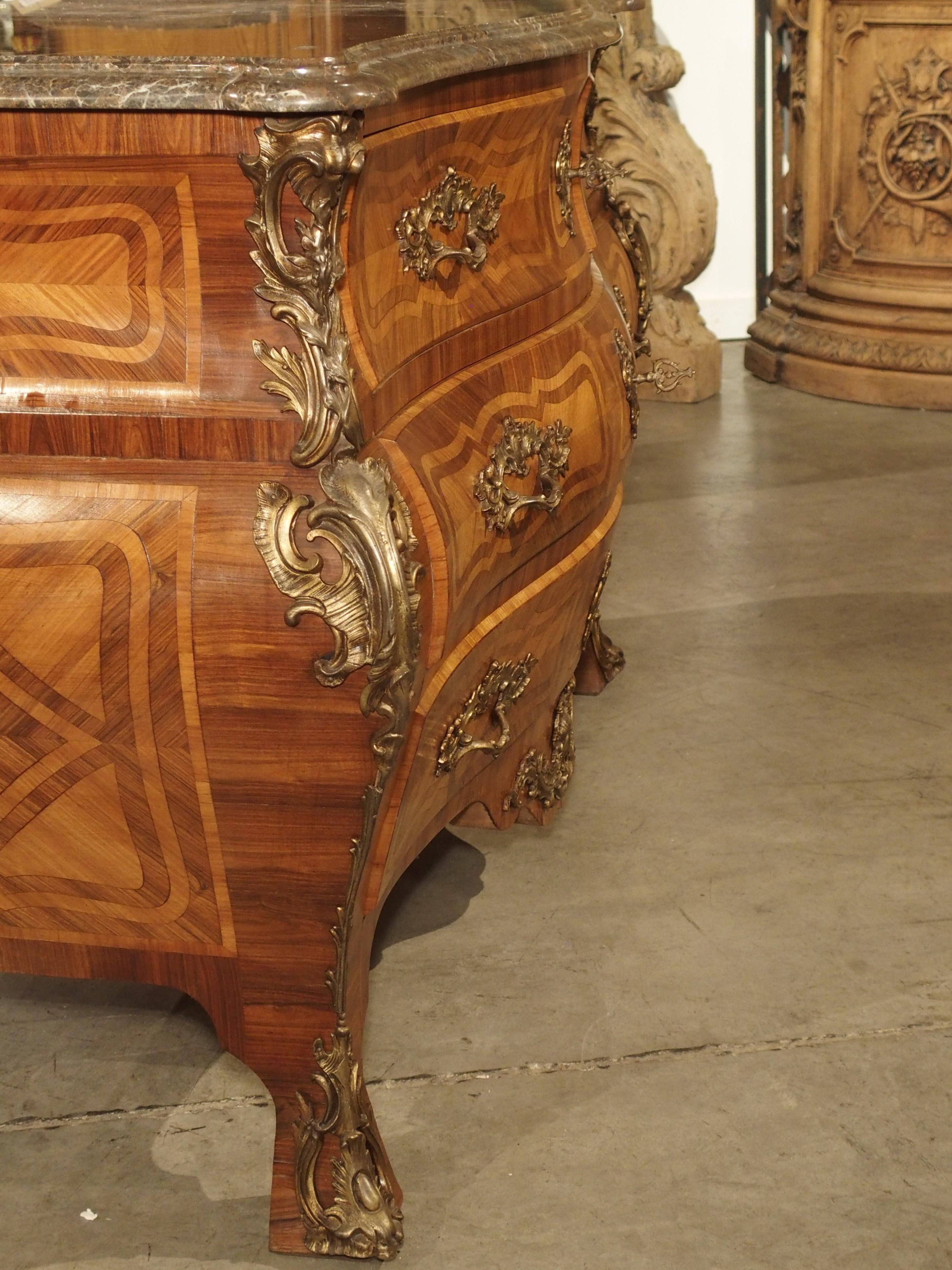 Grande commode française d'antiquités de style Louis XV avec montures en bronze et plateau en marbre en vente 4