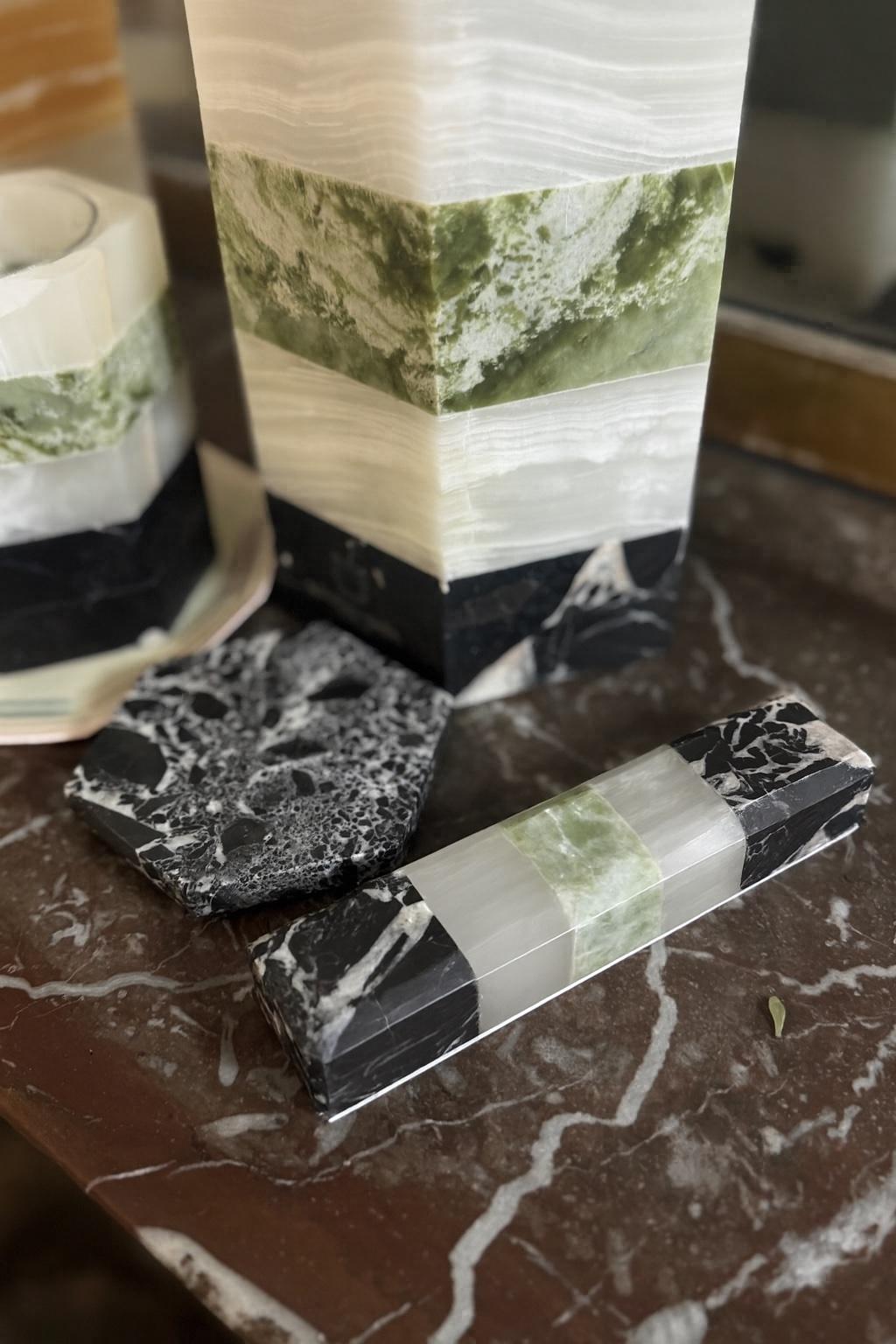 Gran Escultura Mezuzah Antigua de Mármol y Ónice de Studio Gaïa, 2025 Siglo XXI y contemporáneo en venta
