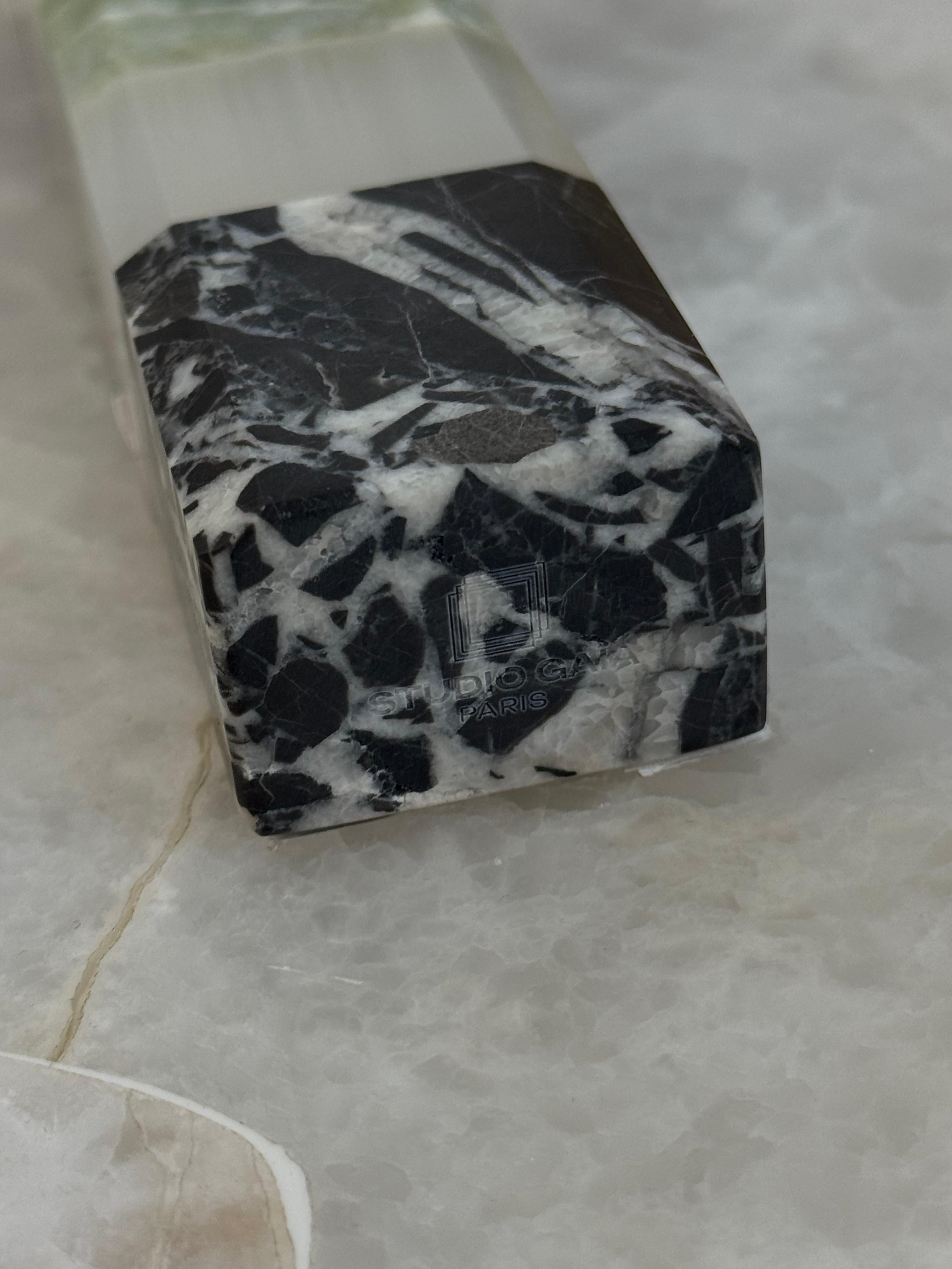 Gran Escultura Mezuzah Antigua de Mármol y Ónice de Studio Gaïa, 2025 Ónix en venta