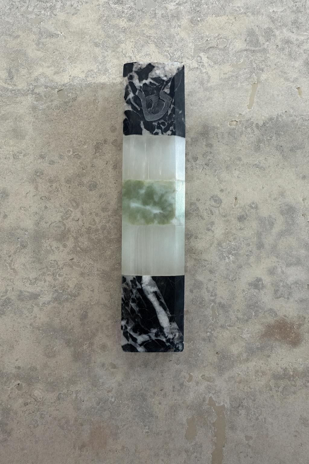 Gran Escultura Mezuzah Antigua de Mármol y Ónice de Studio Gaïa, 2025 en venta 1