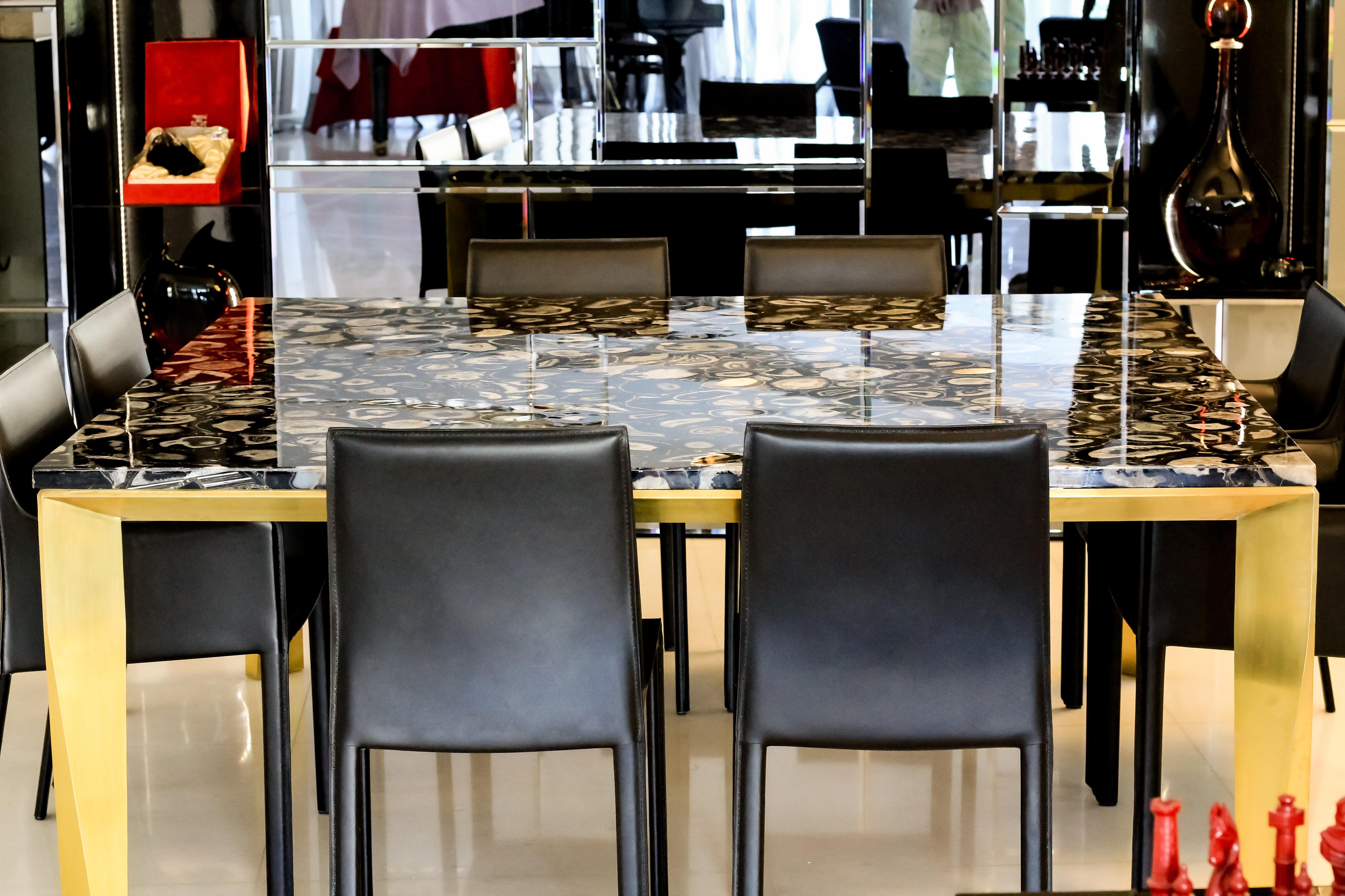 'Grand Architectonic' Black Agate Gemstone Dining Table / Desk with Brass Feet (Spanisch) im Angebot