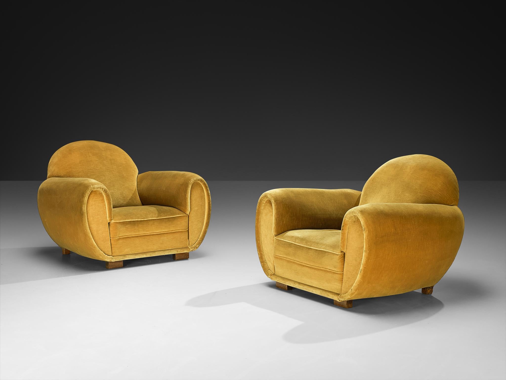 Sillas de salón o club, haya, tela, Europa, años 30

Este par de sillones de salón de los años 30 es un sorprendente ejemplo de diseño Art Déco, que se distingue por sus generosas proporciones y su forma escultural. Las siluetas están definidas por