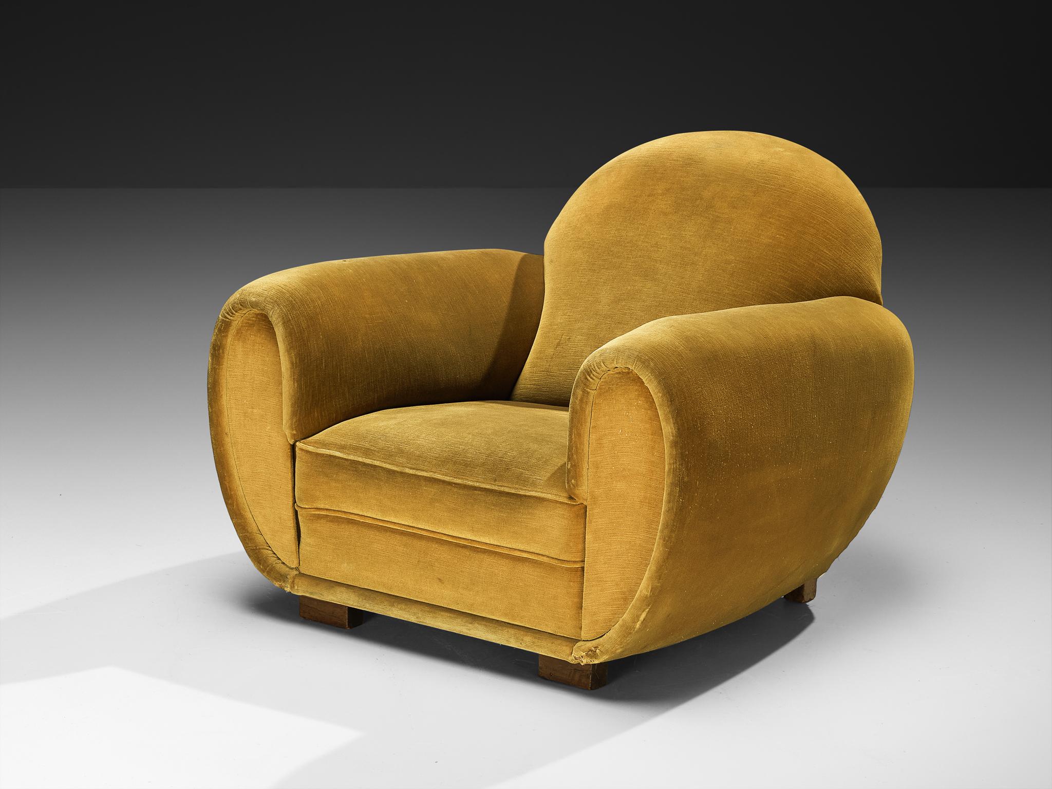 Gran Sillón Art Decó de Terciopelo Amarillo Ocre Europeo en venta