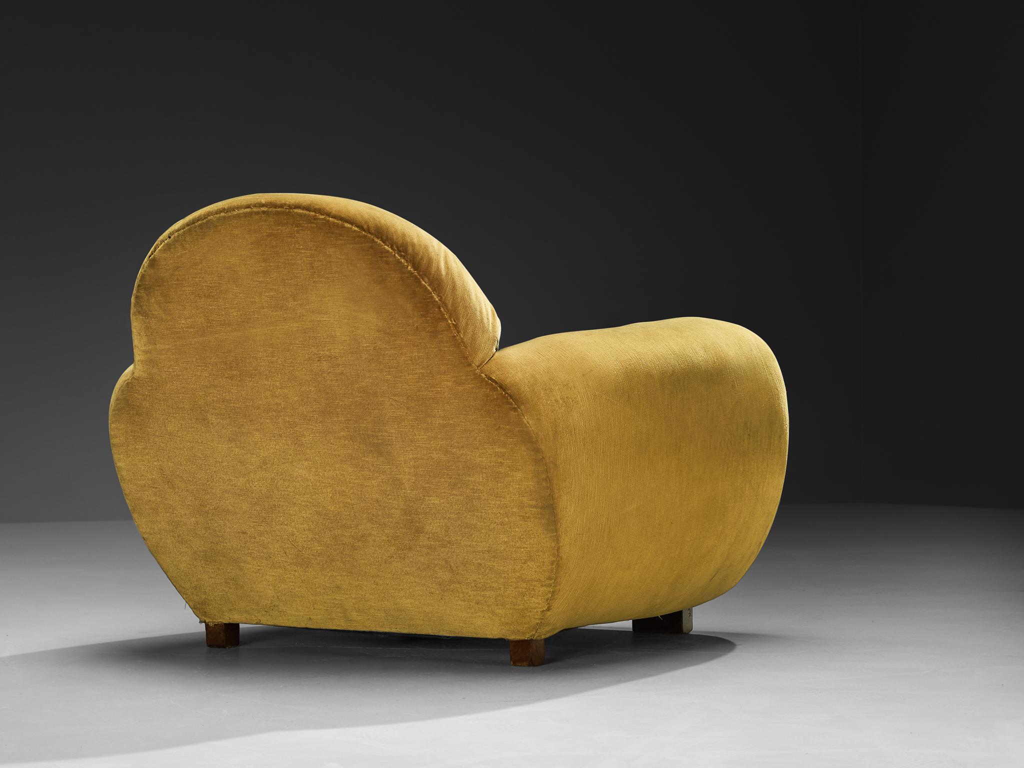 Gran Sillón Art Decó de Terciopelo Amarillo Ocre Tela en venta