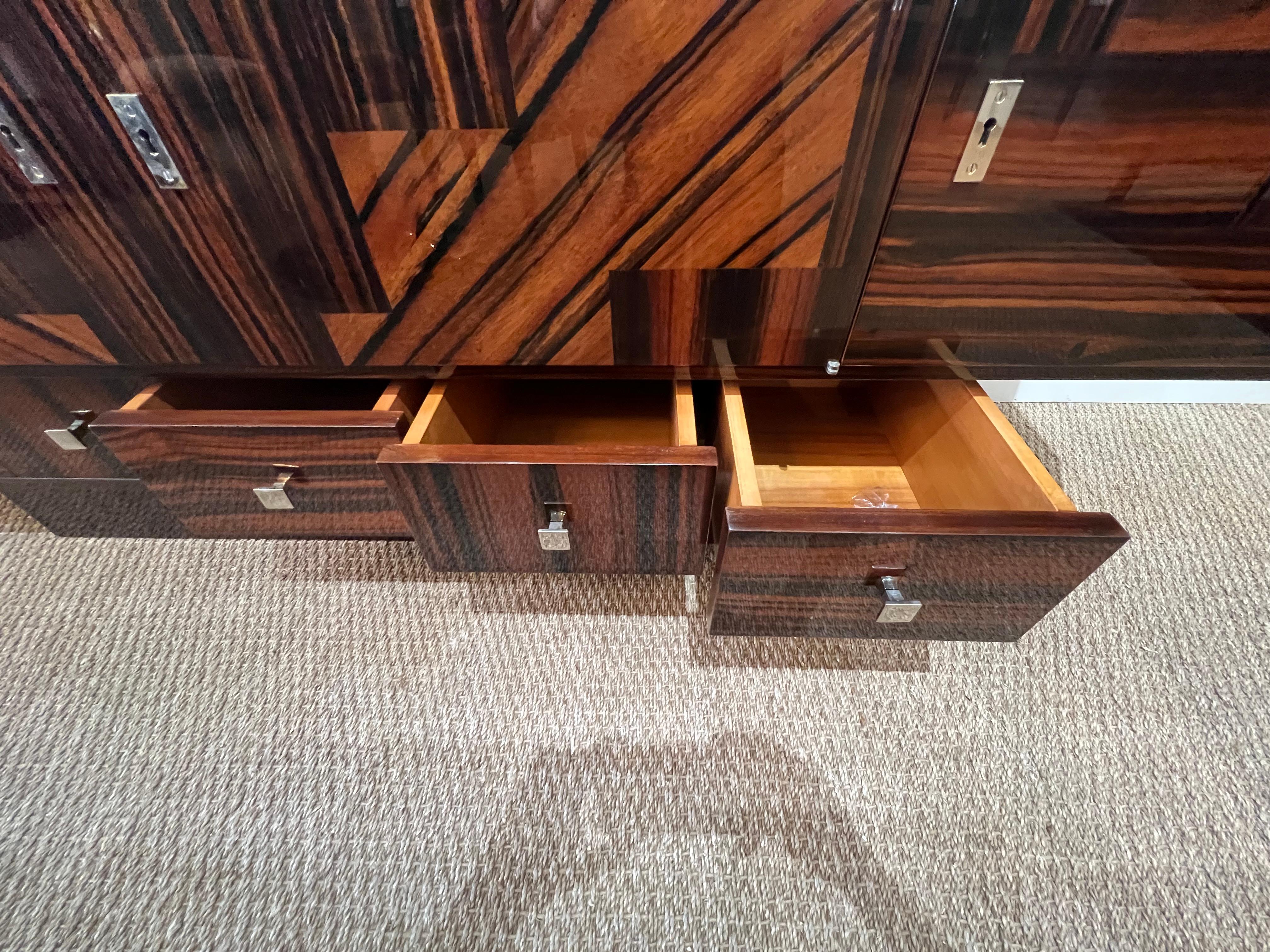 Metà XX secolo Grande credenza francese Art Deco in legno di Macassar in vendita