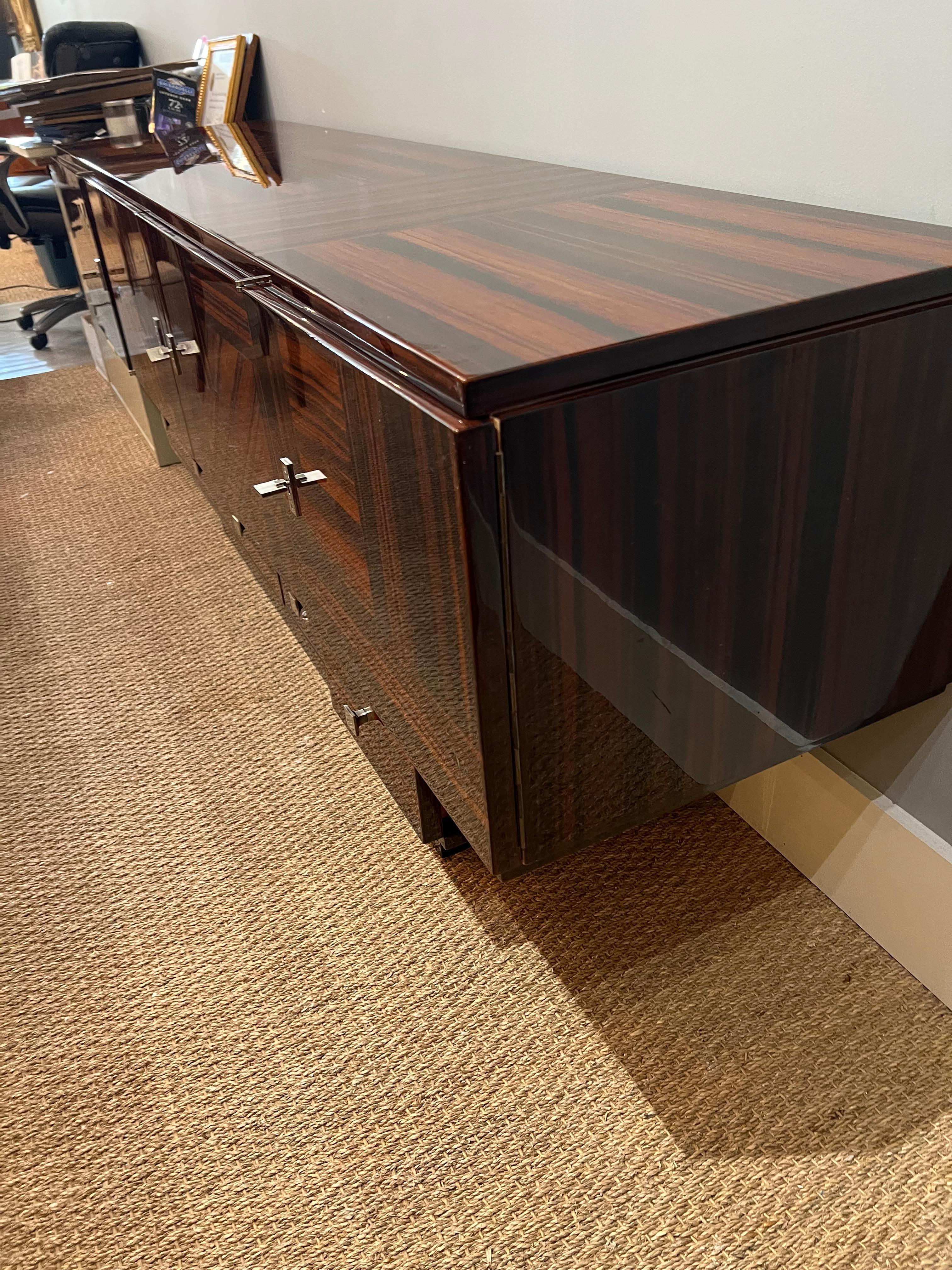 Grande credenza francese Art Deco in legno di Macassar in vendita 2