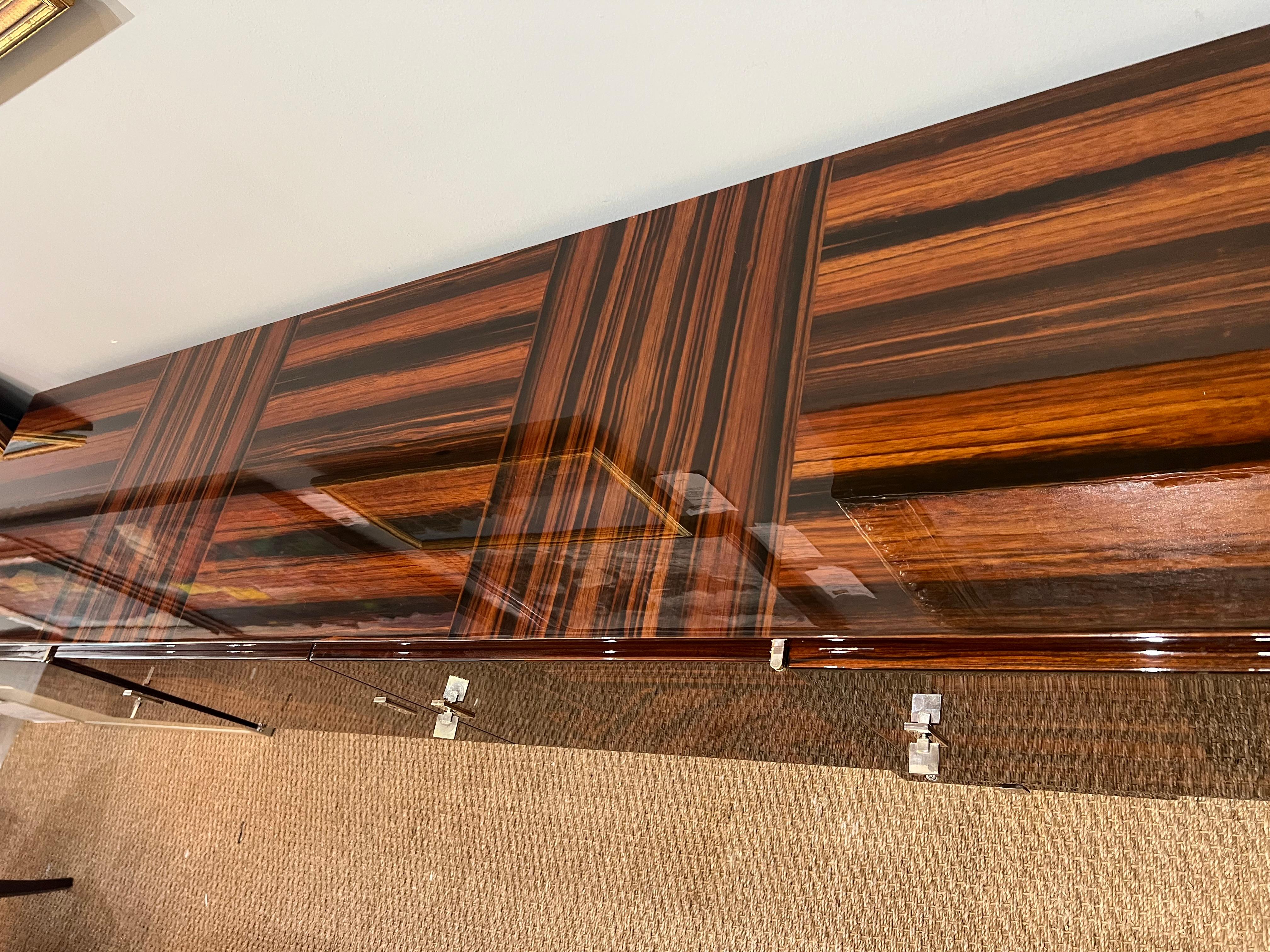 Grande credenza francese Art Deco in legno di Macassar in vendita 3