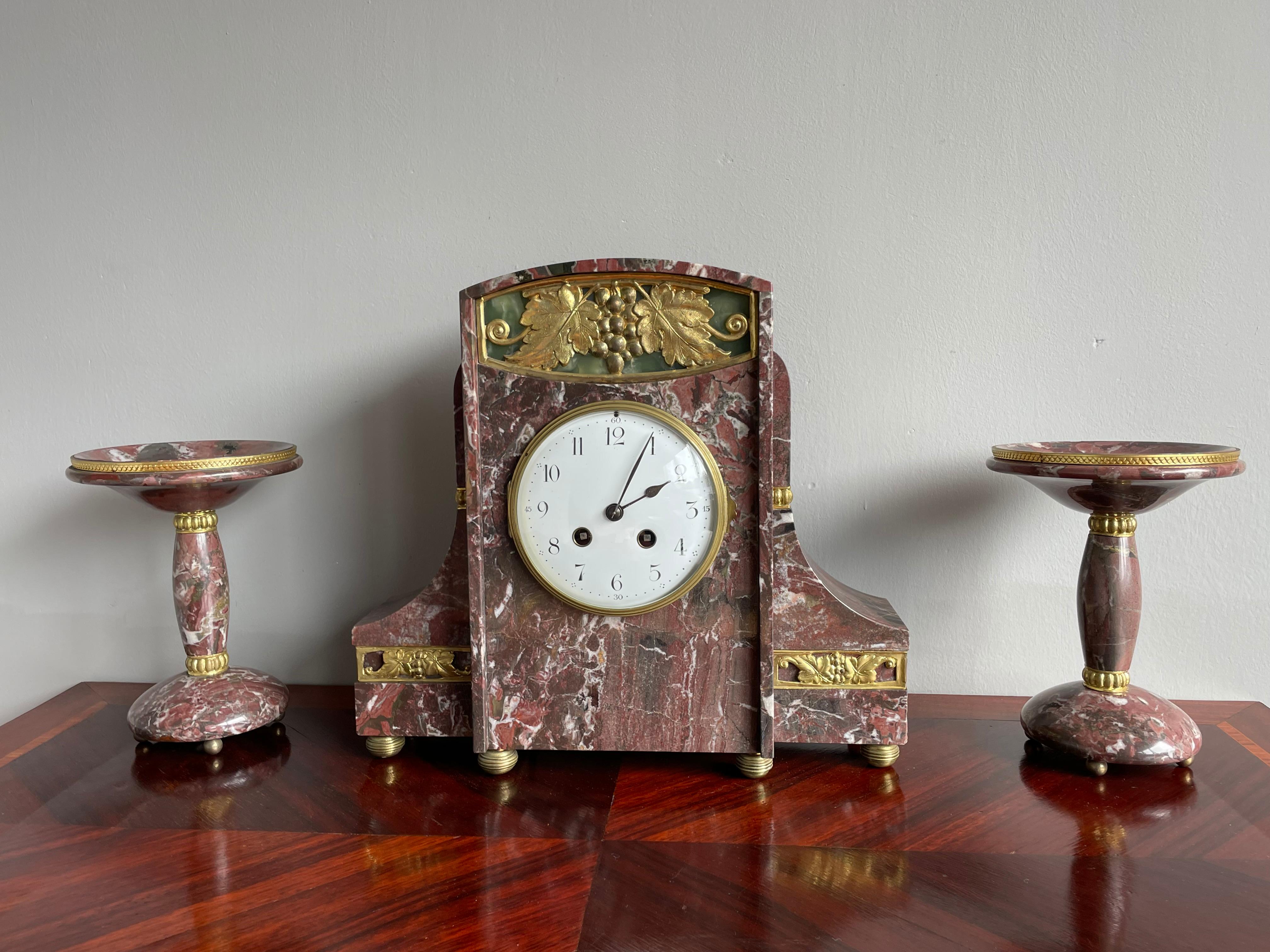Art déco Grand ensemble d'horloges de table ou de cheminée en marbre Art Déco. Laiton doré, bronze et onyx en vente