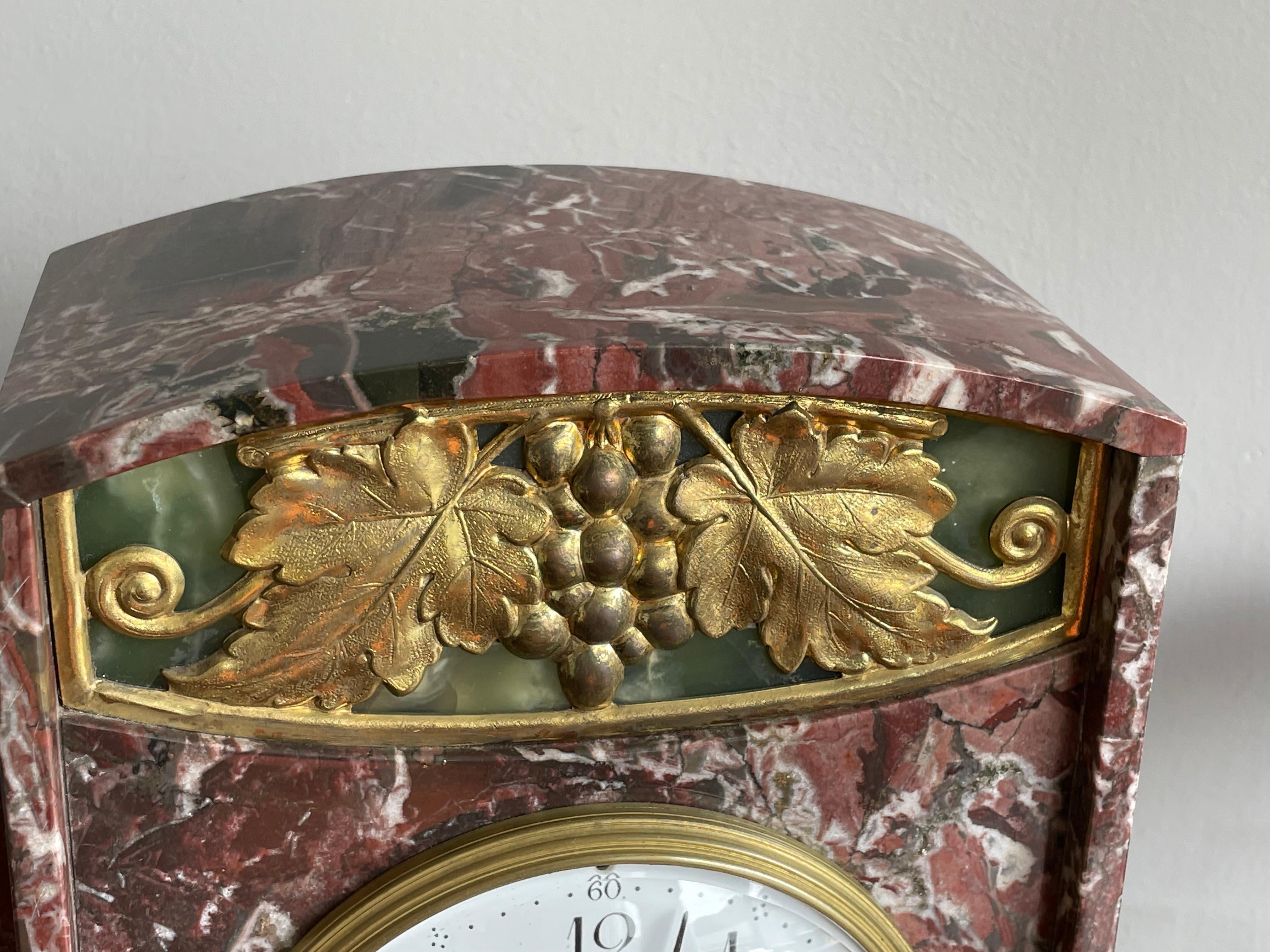 Français Grand ensemble d'horloges de table ou de cheminée en marbre Art Déco. Laiton doré, bronze et onyx en vente