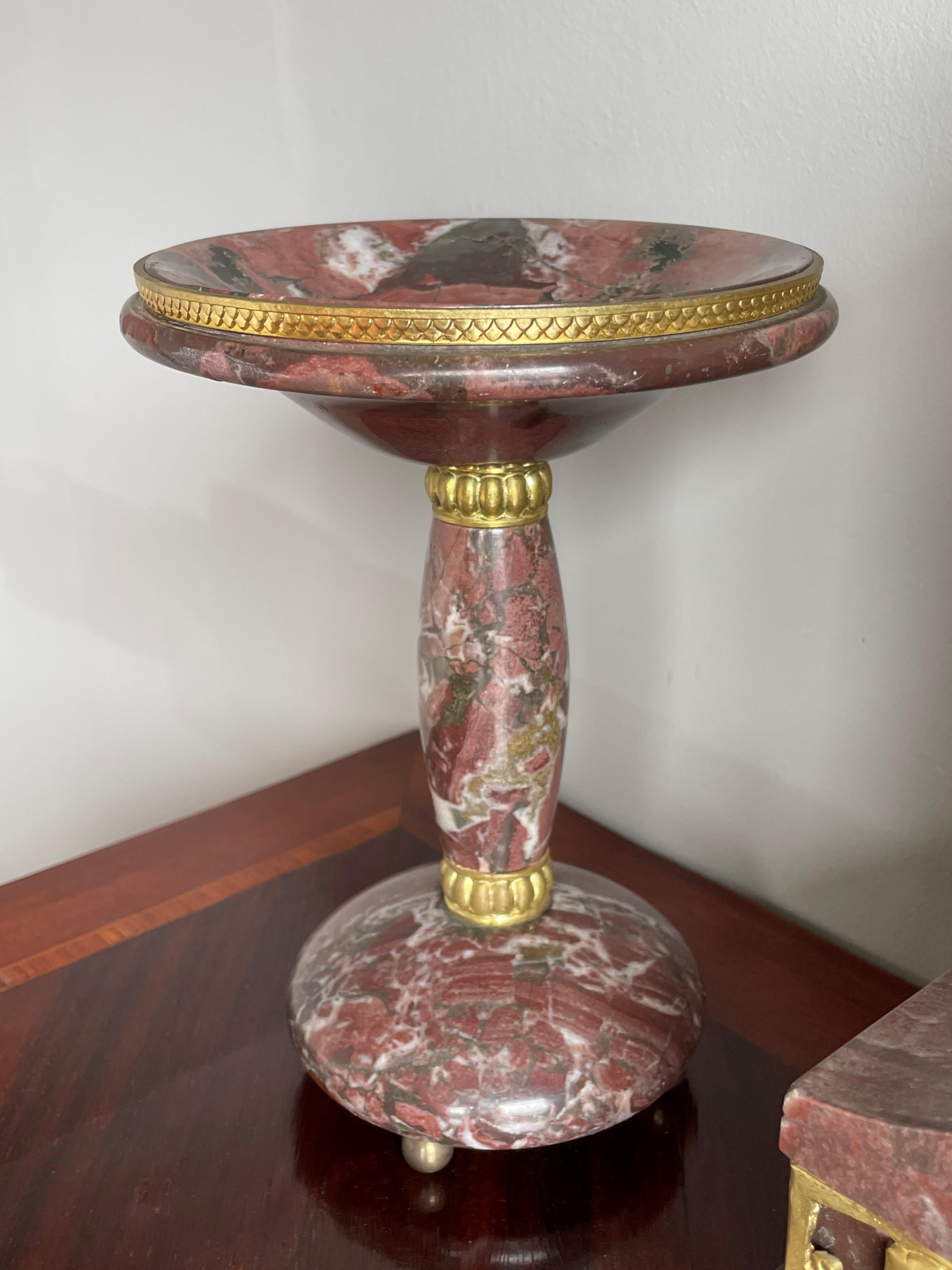 Grand ensemble d'horloges de table ou de cheminée en marbre Art Déco. Laiton doré, bronze et onyx Bon état - En vente à Lisse, NL